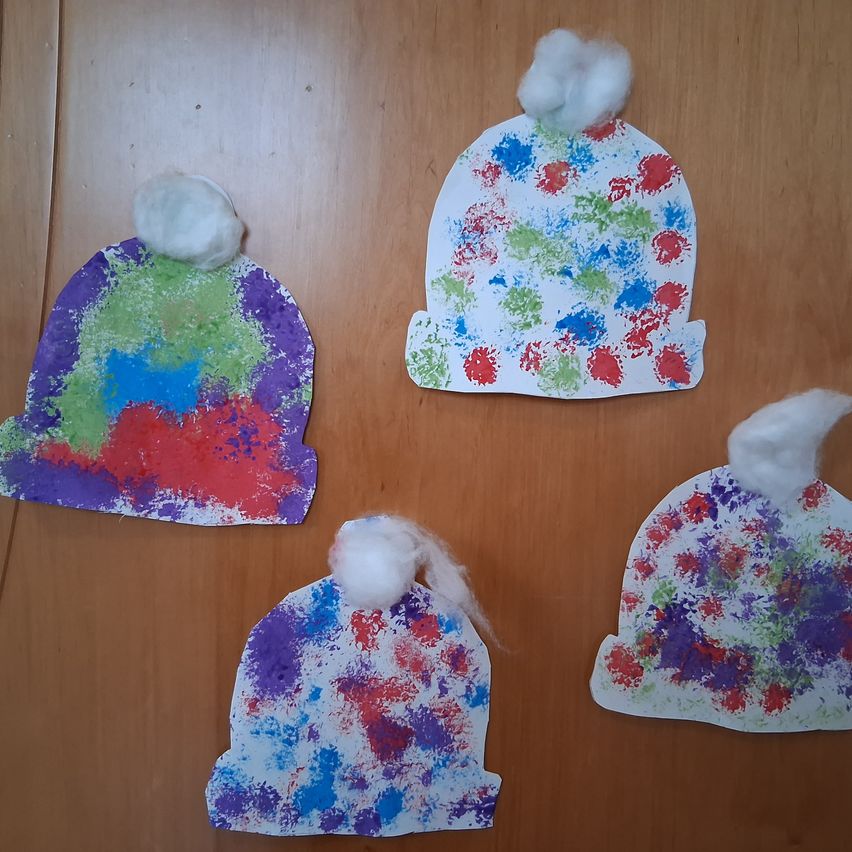 Bild enthält, Clothing, Hat, Applique, Pattern, Cap, Person