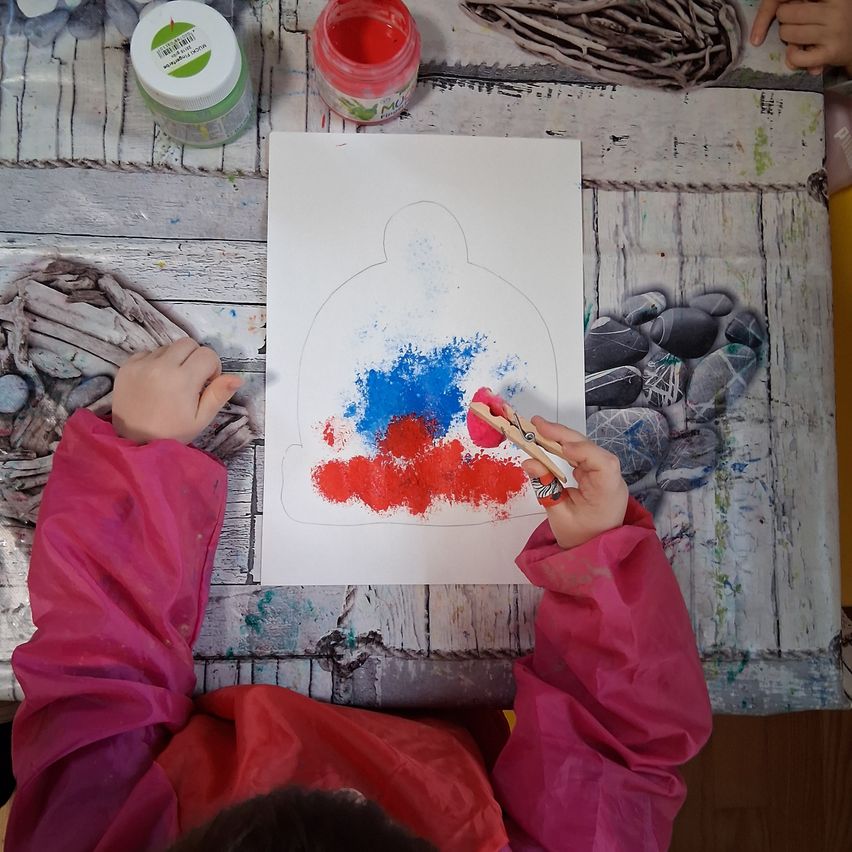 Bild enthält, Finger, Hand, Person, Paint Container, Brush, Tool, Tape, Canvas, Art, Head