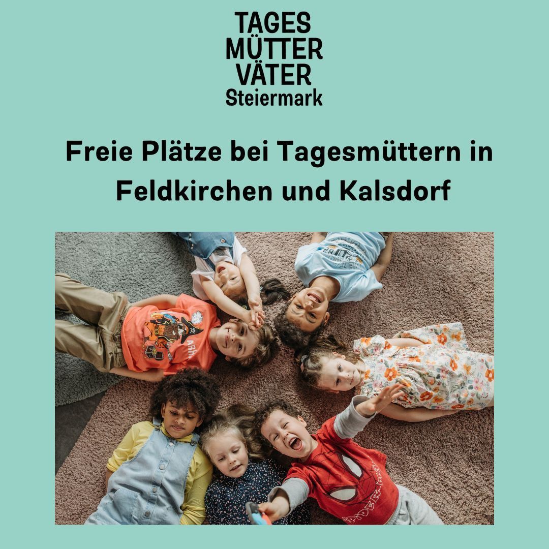 Ein Plakat, das freie Plätze für Tagesmütter in Feldkirchen und Kalsdorf anbietet, mit einem Bild von Kindern, die lächelnd auf dem Boden liegen.