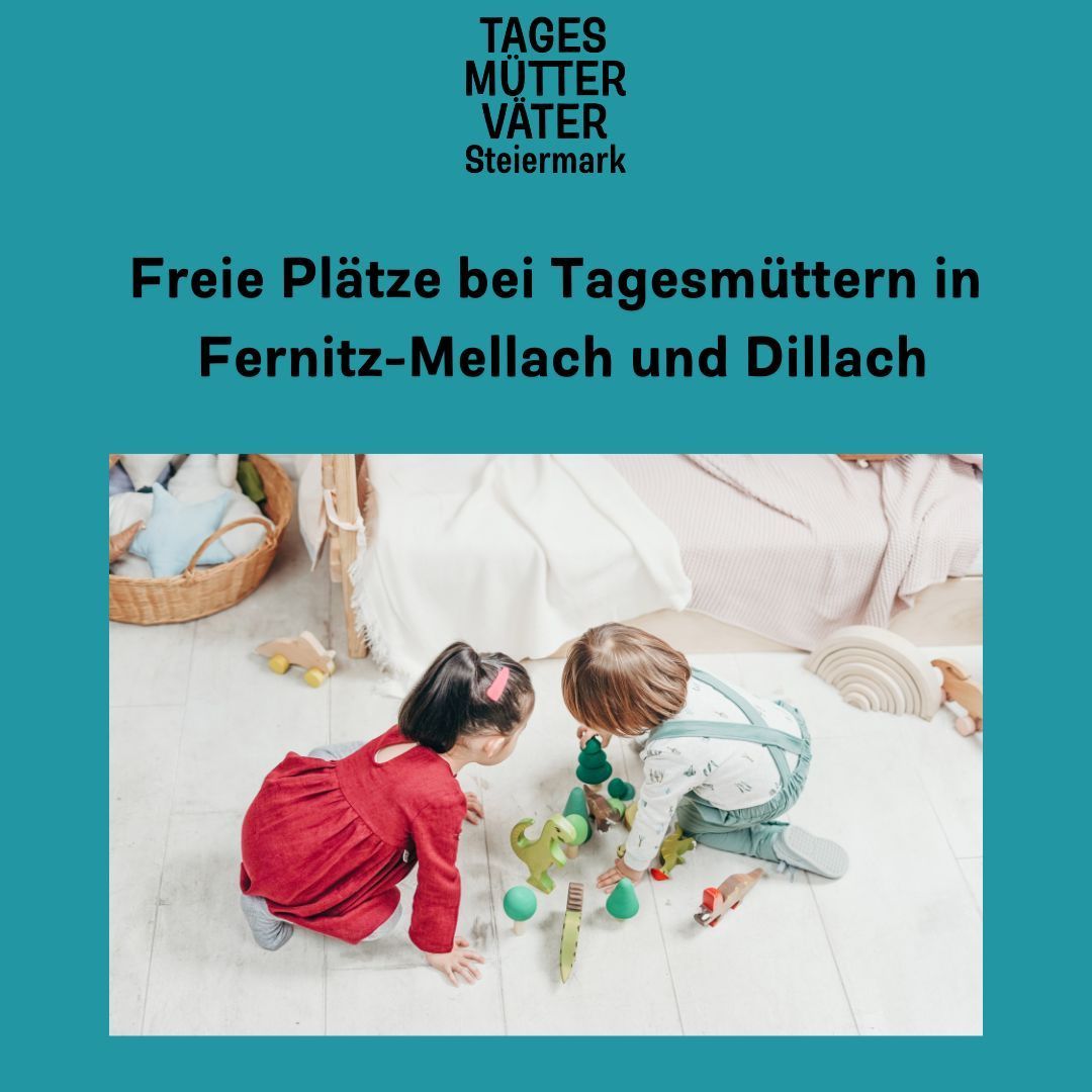 Zwei Kinder spielen mit Spielzeug auf einem weißen Boden. Ein Mädchen in einem roten Kleid und ein Junge in einer Latzhose schauen sich Spielzeug an. Im Hintergrund sind ein Korb und ein Bett zu sehen.