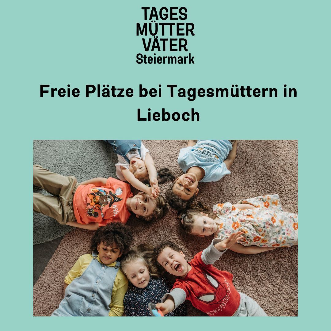 Eine Gruppe von Kindern liegt auf einem Teppich, lächelt und lacht, mit dem Text 'Tagesmütter Vater Steiermark' darüber.
