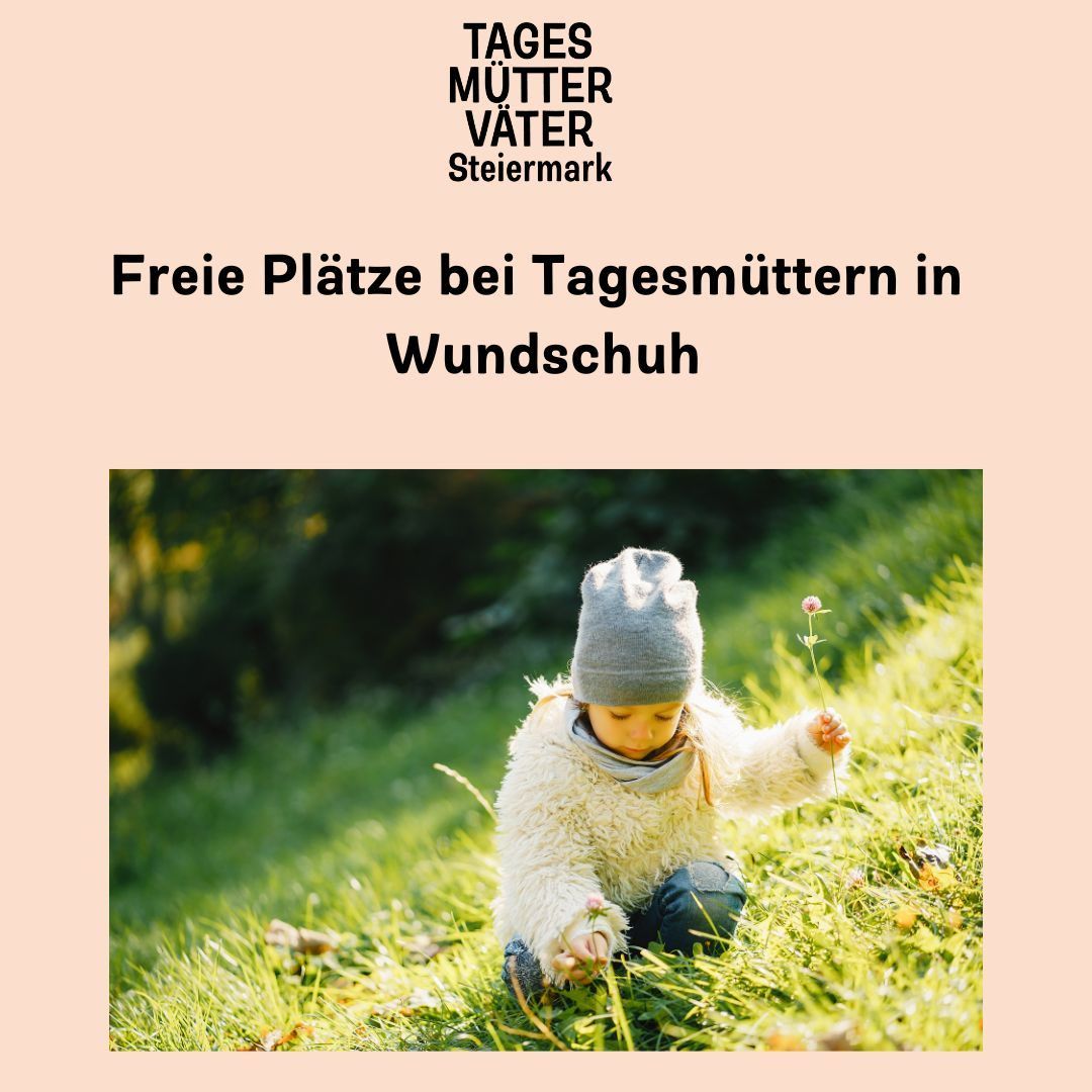 Ein junges Kind in einer grauen Mütze und einem weißen Mantel kniet auf Gras und hält eine Blume. Der Hintergrund ist unscharf, und es gibt Textüberlagerungen im Bild.