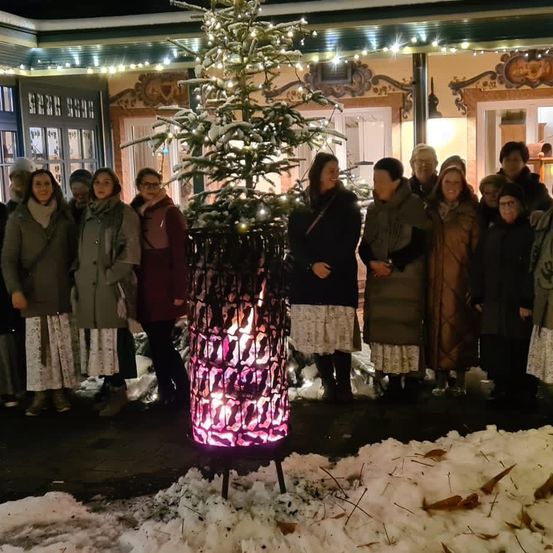 Bild enthält, Coat, Person, Festival, Glasses, Christmas, Christmas Decorations, Shoe, Face, Head, Christmas Tree