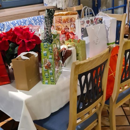 Bild enthält, Dining Table, Furniture, Table, Dining Room, Indoors, Tabletop, Chair, Flower, Flower Arrangement, Package