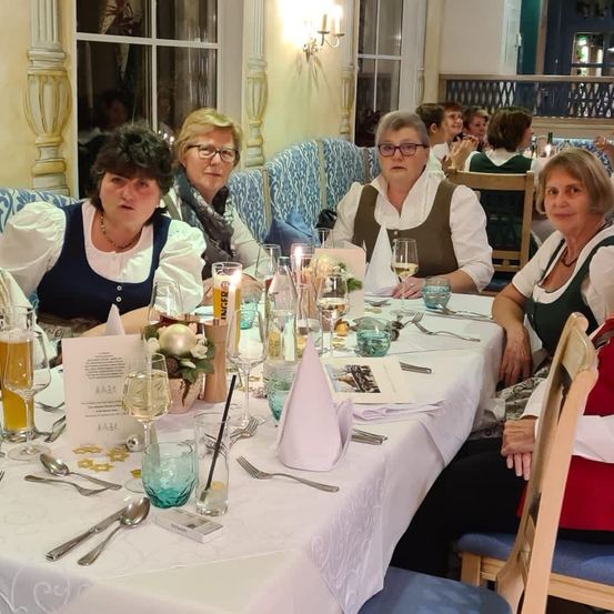 Bild enthält, People, Person, Adult, Female, Woman, Fun, Dining Table, Dining Room, Indoors, Beer