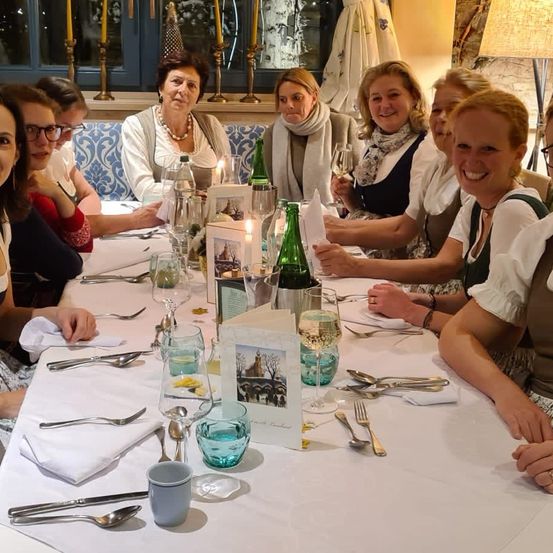 Bild enthält, Adult, Female, Person, Woman, Fun, Party, People, Fork, Happy, Head