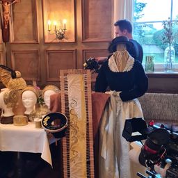 Bild enthält, Wood, Interior Design, Adult, Female, Person, Woman, Tripod, Hardwood, Plywood, Photography
