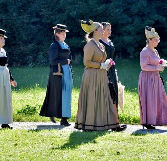 Bild enthält, Lady, Person, Adult, Female, Woman, Handbag, Bride, Hat, High Heel, Shoe