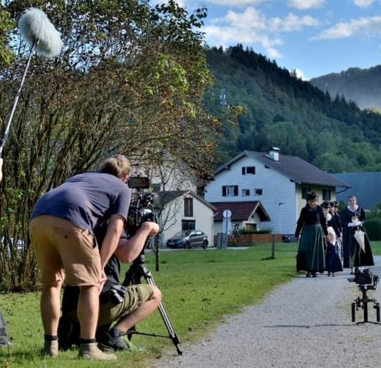 Bild enthält, Person, Car, Adult, Male, Man, Handbag, Outdoors, Shoe, Nature, Field