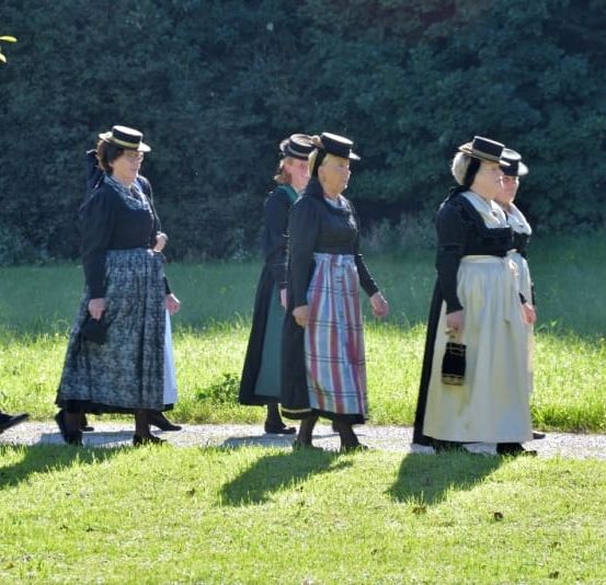 Bild enthält, Lady, Person, Adult, Female, Woman, Hat, Shoe, Handbag, People, High Heel