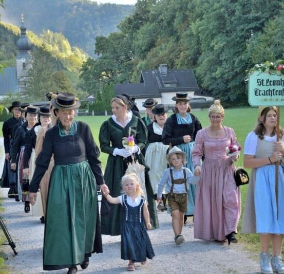 Bild enthält, Skirt, Glove, Adult, Female, Person, Woman, People, Girl, Teen, Park