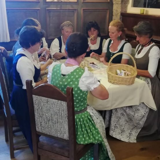Bild enthält, Dining Room, Dining Table, Furniture, Indoors, Table, Person, Photography, Portrait, Restaurant, Wood