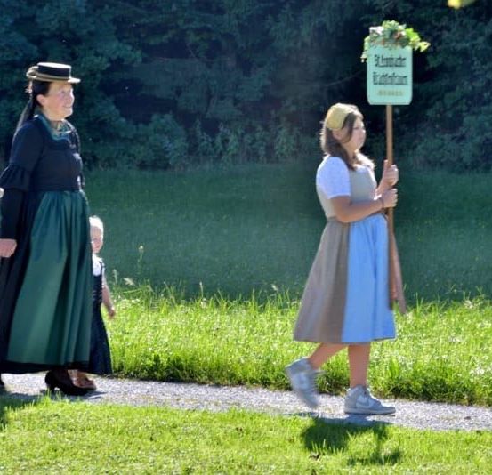 Bild enthält, Lady, Person, Adult, Female, Woman, Shoe, Girl, Teen, Hat, People