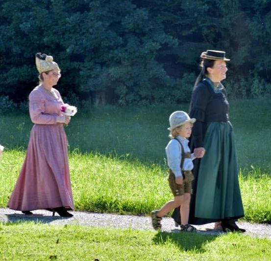 Bild enthält, Lady, Person, Adult, Female, Woman, Boy, Child, Male, Hat, Bride