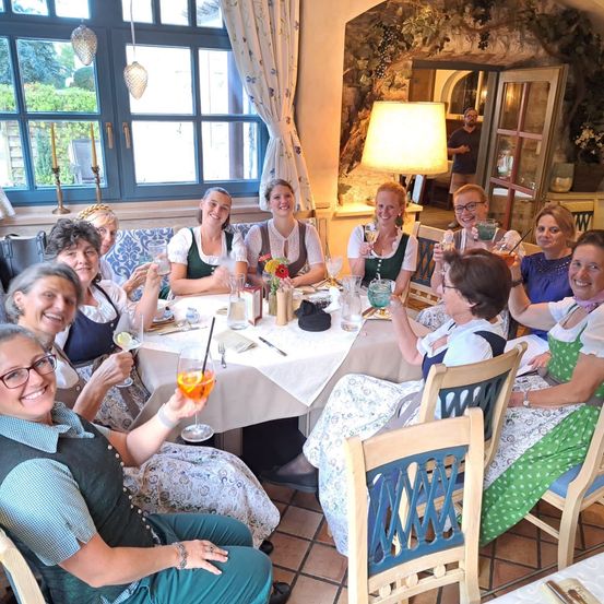 Bild enthält, Dining Room, Dining Table, Furniture, Table, Adult, Female, Person, Woman, Brunch, People