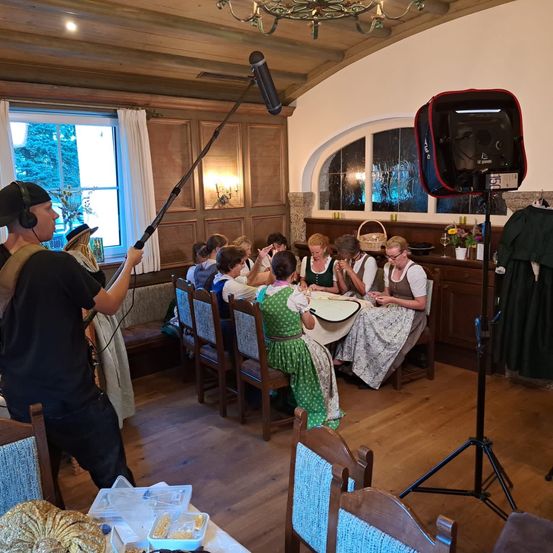 Bild enthält, People, Person, Adult, Male, Man, Indoors, Child, Female, Girl, Glasses