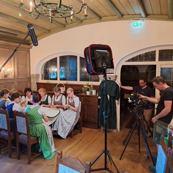 Bild enthält, Tripod, Adult, Male, Man, Person, Female, Woman, Sword, Chandelier, Glasses