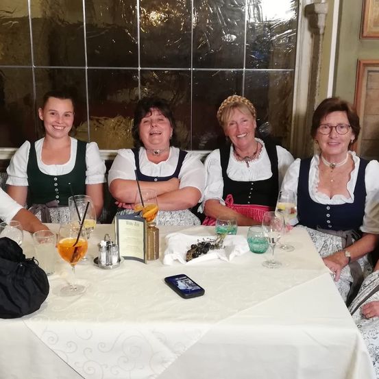 Bild enthält, Table, Dining Table, Adult, Female, Person, Woman, Dining Room, Bride, Wedding Cake, Tabletop