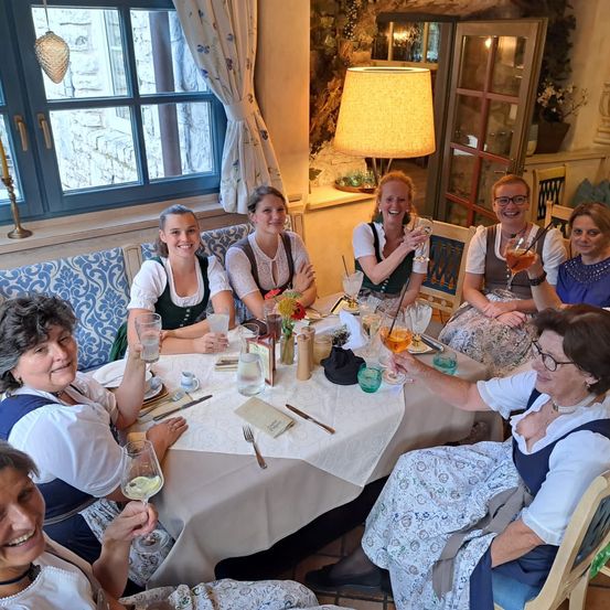 Bild enthält, Dining Room, Dining Table, Table, Adult, Female, Person, Woman, Brunch, Restaurant, People