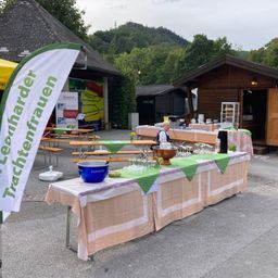 Bild enthält, Wood, Flag, Desk, Table, Plywood, Lamp, Interior Design, Person, Chair