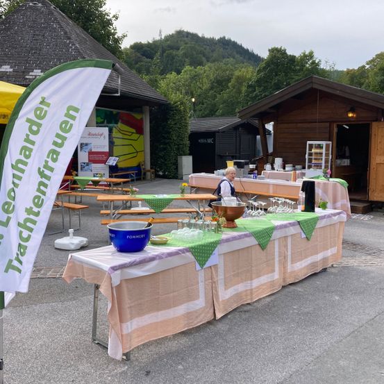 Bild enthält, Wood, Flag, Desk, Table, Plywood, Lamp, Interior Design, Person, Chair