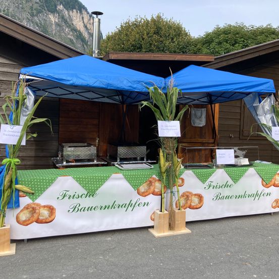 Bild enthält, Kiosk, Interior Design, Plant, Handbag, Bread, Food Truck, Truck, Vehicle