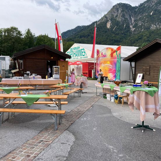 Bild enthält, Outdoors, Shelter, City, Bench, Person, Restaurant, Urban, Wood, Plywood, Hotel