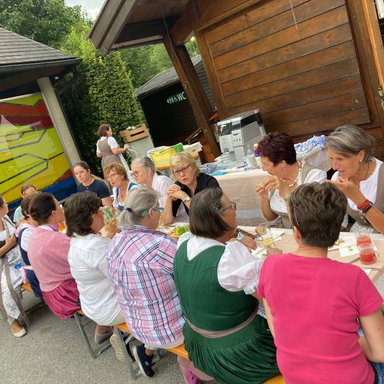 Bild enthält, Adult, Female, Person, Woman, Restaurant, Boy, Child, Male, Necklace, Shoe