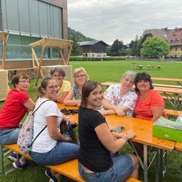 Bild enthält, Grass, Shelter, People, Person, Park, Lawn, Backyard, Portrait, Neighborhood, Woman
