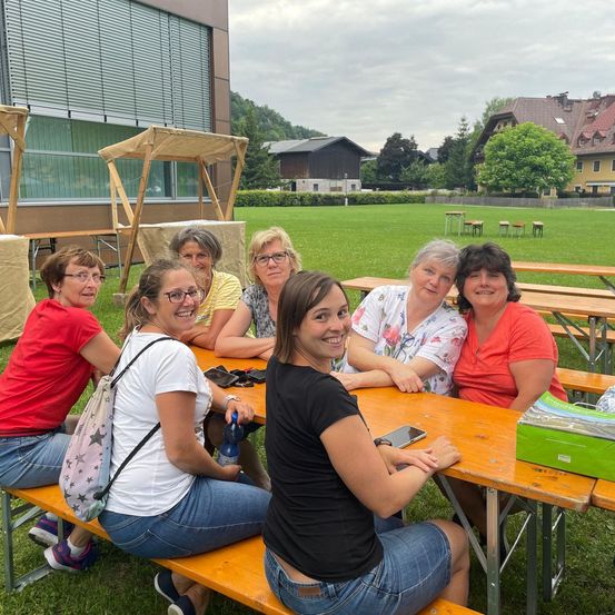 Bild enthält, Grass, Shelter, People, Person, Park, Lawn, Backyard, Portrait, Neighborhood, Woman
