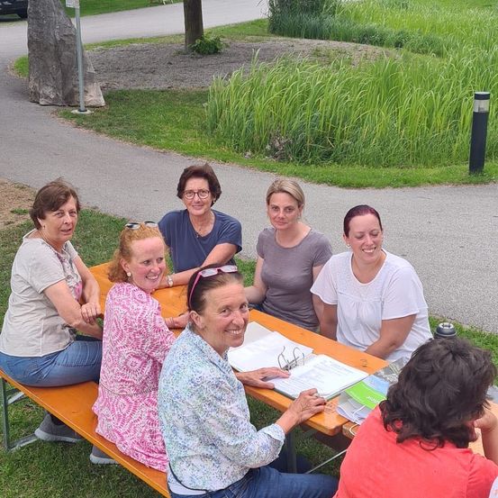 Bild enthält, Grass, Park, Shelter, Photography, Portrait, Backyard, Neighborhood, Summer, Tree, People