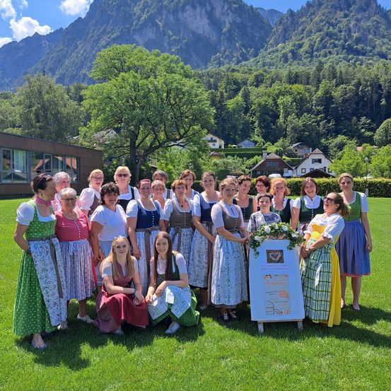 Bild enthält, Grass, Nature, Outdoors, Park, Photography, Portrait, People, Tree, Dress, Skirt