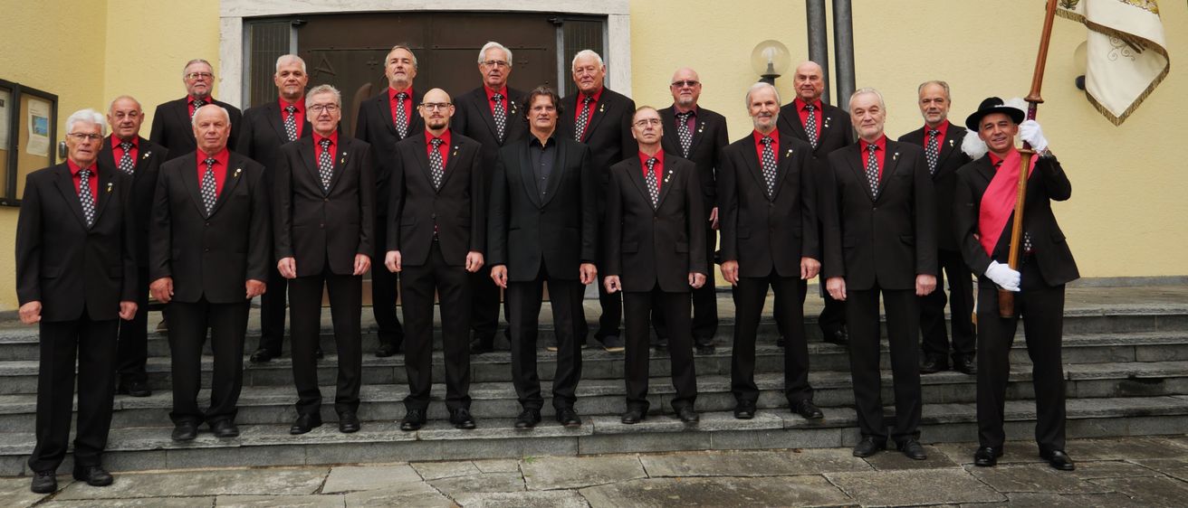 Bild enthält, People, Person, Groupshot, Clothing, Formal Wear, Suit, Adult, Male, Man, Coat