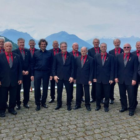 Bild enthält, Groupshot, Person, People, Adult, Male, Man, Clothing, Formal Wear, Suit, Coat