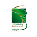 Ein Logo für Blasmusik Steiermark, das ein grünes Rechteck mit einer braunen geschwungenen Linie und Musiknoten auf weißem Hintergrund zeigt.