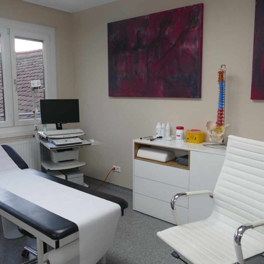 Bild enthält, Clinic, Painting, Monitor, Chair, Furniture, Hospital, Computer Keyboard, Mouse