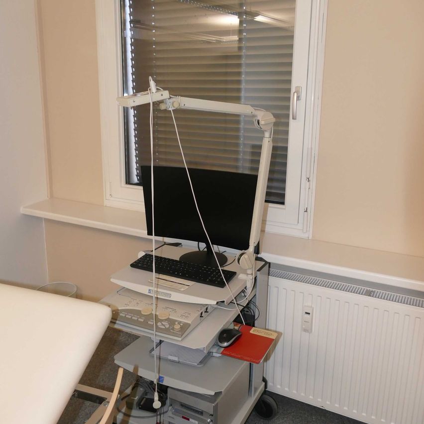 Bild enthält, Furniture, Table, Computer Keyboard, Hardware, Desk, Pilates, Mouse, Monitor