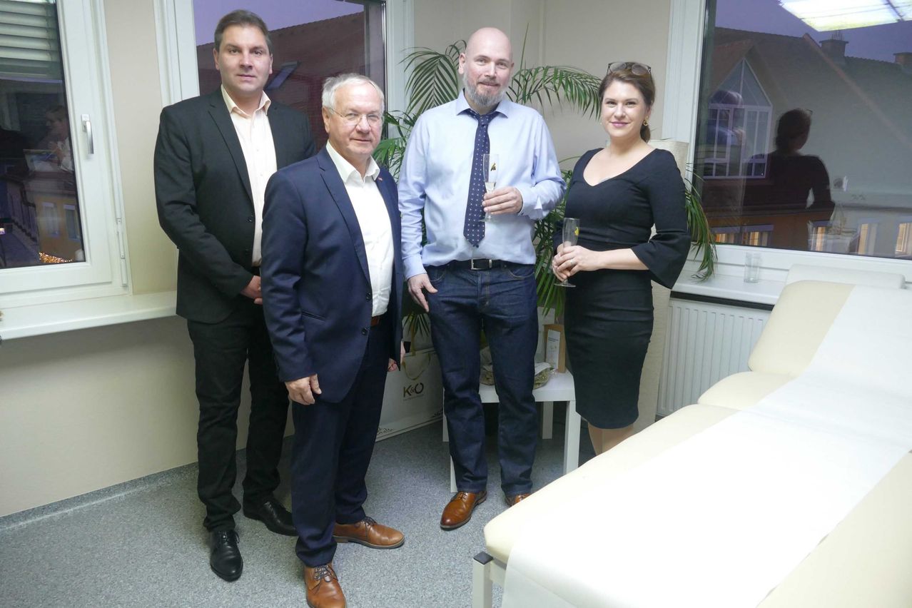 Bild enthält, Blazer, Coat, Jacket, Pants, Adult, Female, Person, Woman, Formal Wear, People