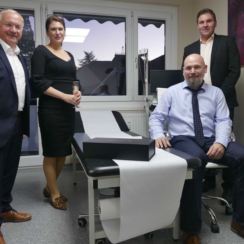 Bild enthält, Adult, Female, Person, Woman, Male, Man, Glasses, Groupshot, Tie, Shoe