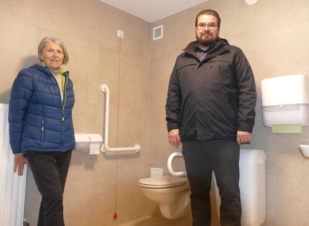 Bild enthält, Coat, Basin, Jacket, Adult, Male, Man, Person, Female, Woman, Indoors