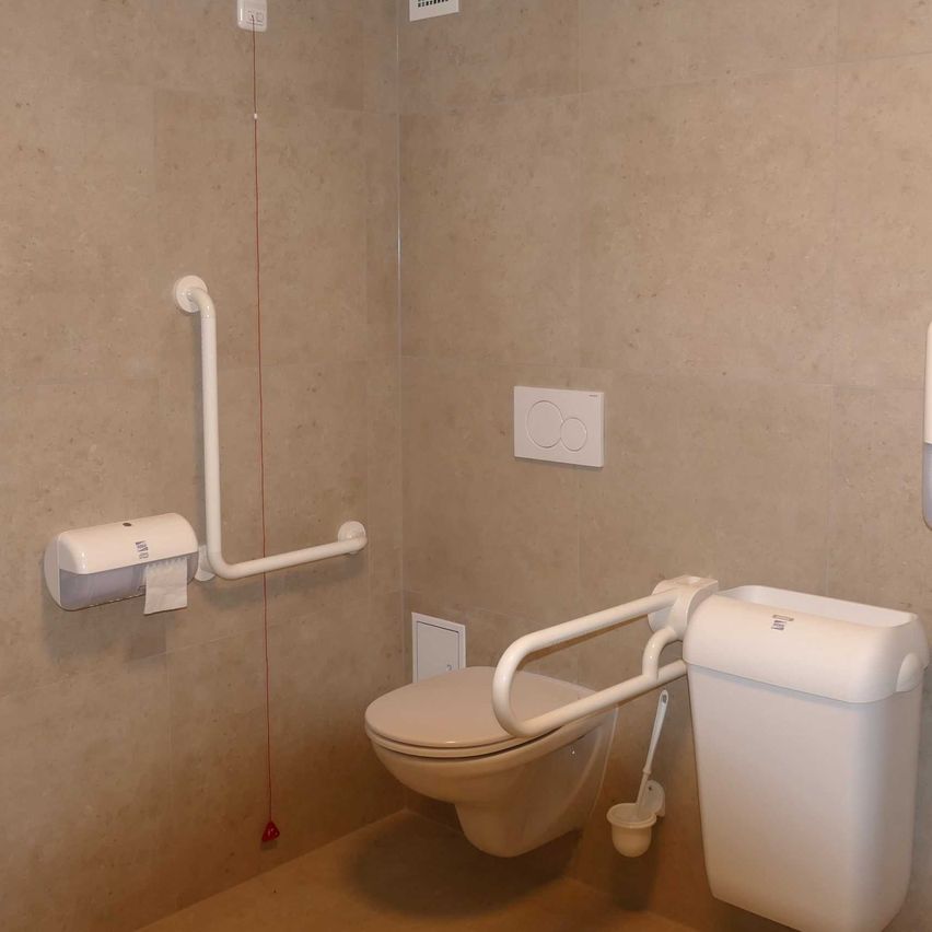 Bild enthält, Indoors, Bathroom, Room, Paper