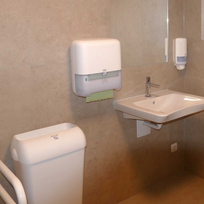 Bild enthält, Basin, Sink, Sink Faucet