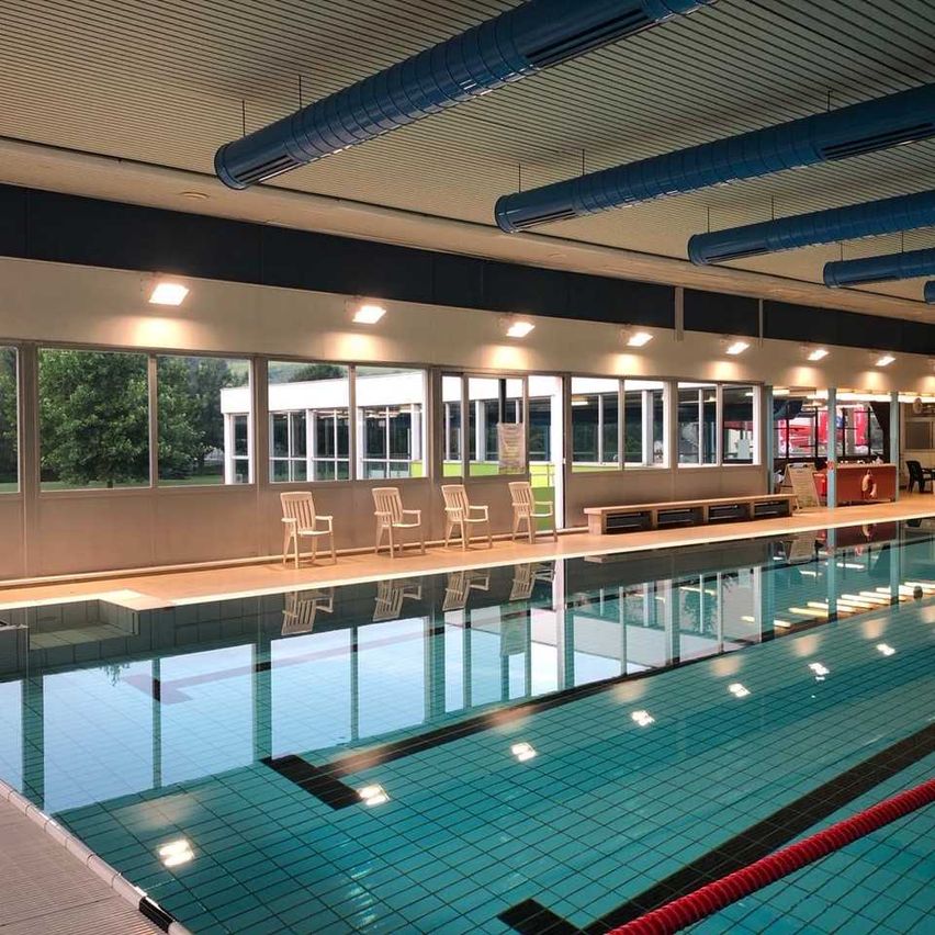 Bild enthält, Pool, Water, Swimming Pool, Outdoors, Aerial View, Building, Chair