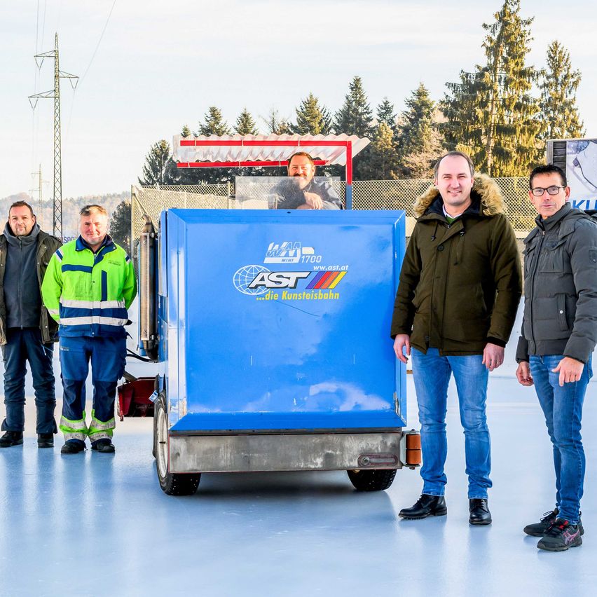 Bild enthält, Adult, Male, Man, Person, Groupshot, Shoe, Glasses, Jacket, Handbag, Face
