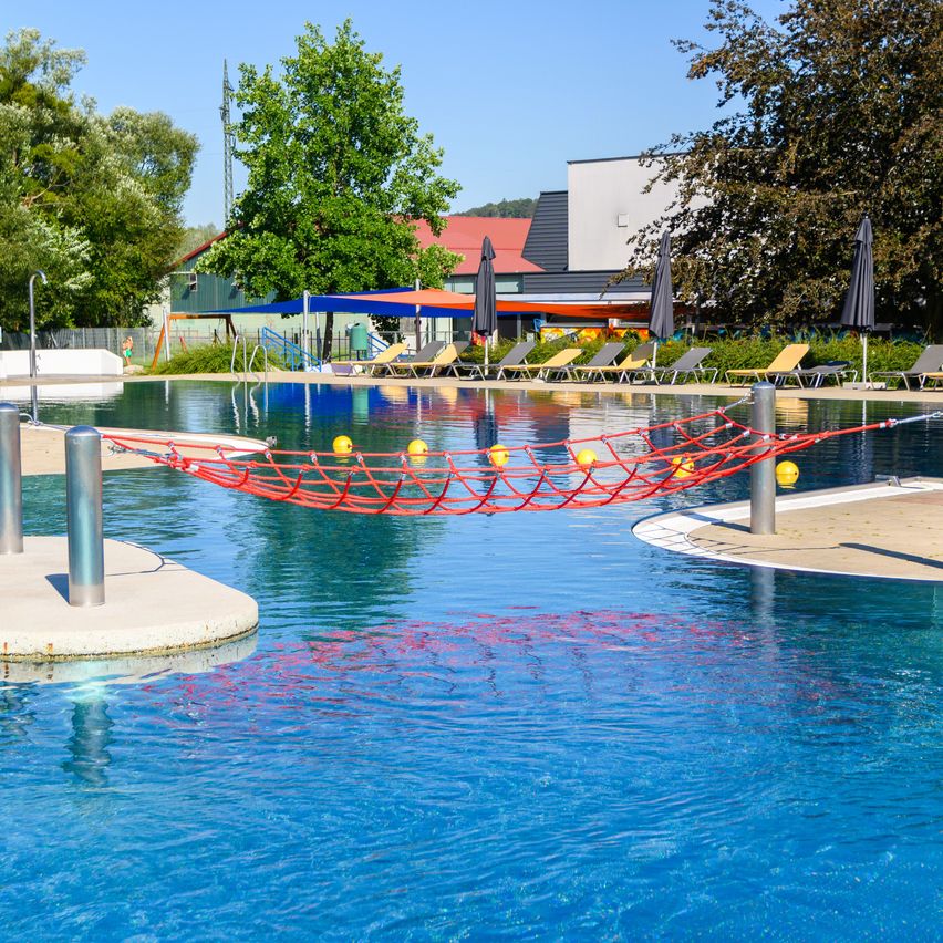 Bild enthält, Hotel, Resort, Outdoors, Scenery, Person, Pool, Chair, Summer, Swimming Pool, Bench