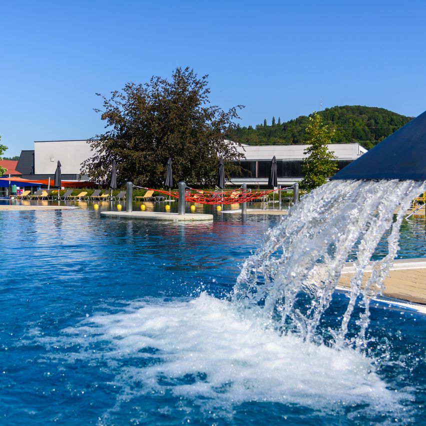 Bild enthält, Hotel, Resort, Fountain, Water, Summer, Pool, Swimming Pool, Person, Outdoors