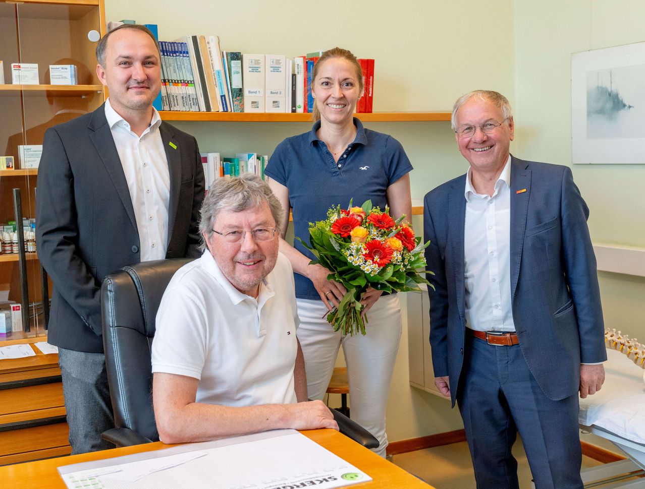 Bild enthält, Flower, Flower Arrangement, Flower Bouquet, Person, Portrait, Glasses, Adult, Male, Man, Coat