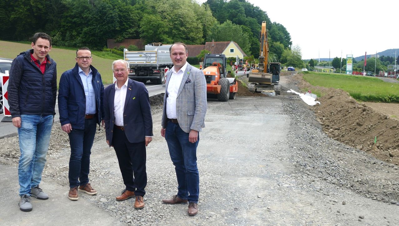 Bild enthält, Pants, Blazer, Coat, Jacket, Gravel, Person, Walking, Jeans, People, Man