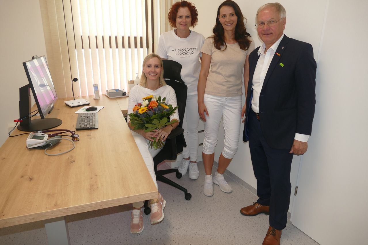Bild enthält, Flower, Flower Arrangement, Furniture, Table, Flower Bouquet, Blazer, Desk, Wood, Computer Keyboard, Plywood