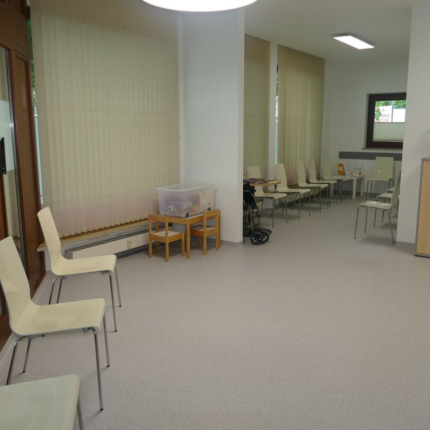 Bild enthält, Floor, Flooring, Chair, Furniture, Box, Indoors, Living Room, Waiting Room, Interior Design, Desk